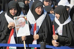 Musulmanas con la foto del Papa Benedicto