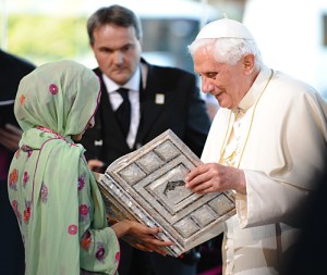 Papa Benedicto recibe el Corán